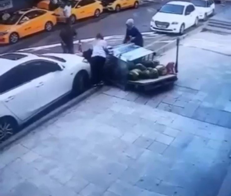 Market çalışanı taşıdığı ürünlerin altında kaldı; o anlar kamerada