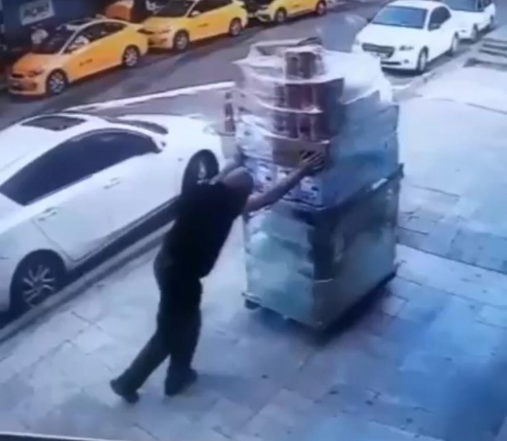 Market çalışanı taşıdığı ürünlerin altında kaldı; o anlar kamerada
