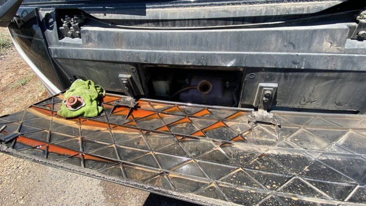 Minibüsün su deposunu açtı yüzü yandı