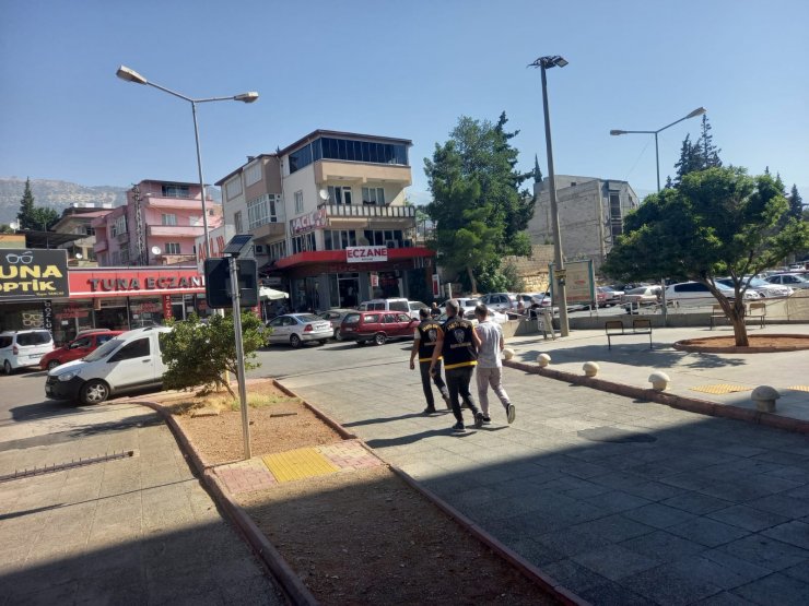 Öğretmenin 700 bin lirasını dolandırdılar