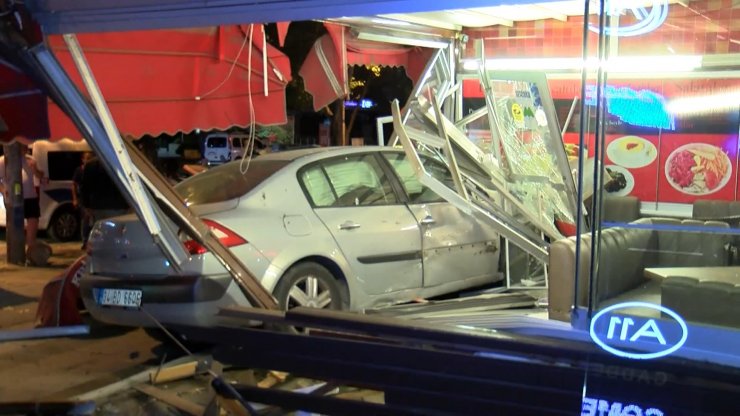 Otomobil büfeye daldı