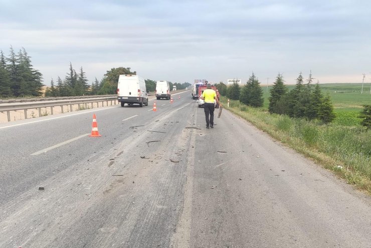 Otomobil TIR'a arkadan çarptı: 2 ölü, 1 yaralı