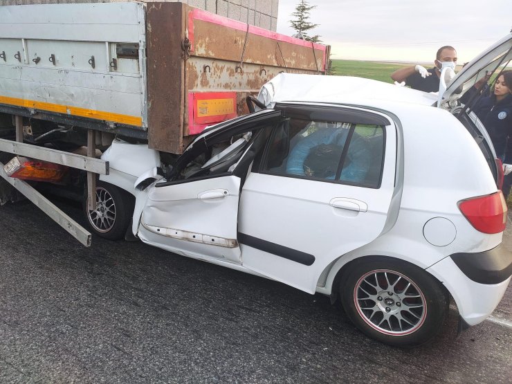 Otomobil TIR'a arkadan çarptı: 2 ölü, 1 yaralı