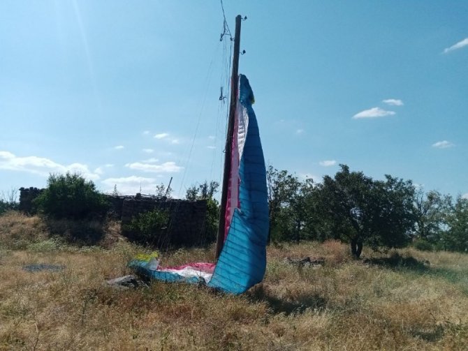 Pisti pas geçti, elektrik direğinde asılı kaldı