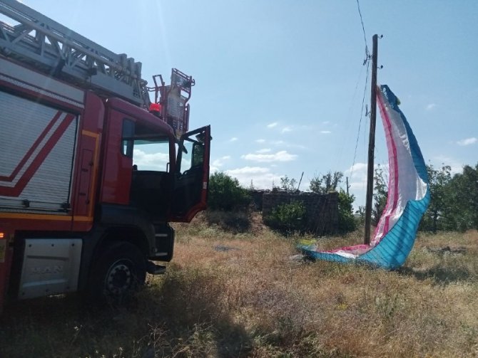 Pisti pas geçti, elektrik direğinde asılı kaldı