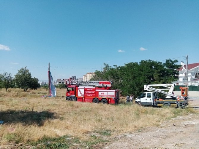 Pisti pas geçti, elektrik direğinde asılı kaldı