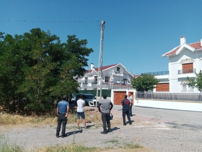Pisti pas geçti, elektrik direğinde asılı kaldı