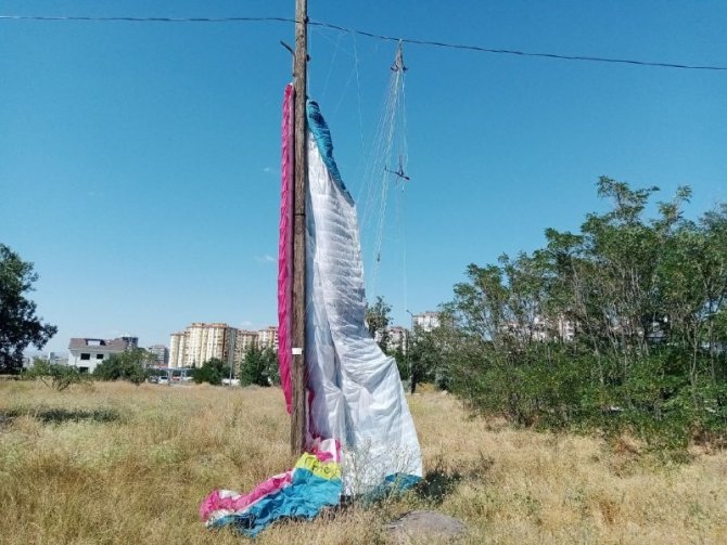 Pisti pas geçti, elektrik direğinde asılı kaldı