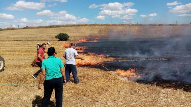 Römorktaki balyalarda çıkan yangın 200 dönüm anız ile 20 dönüm buğdayı küle çevirdi