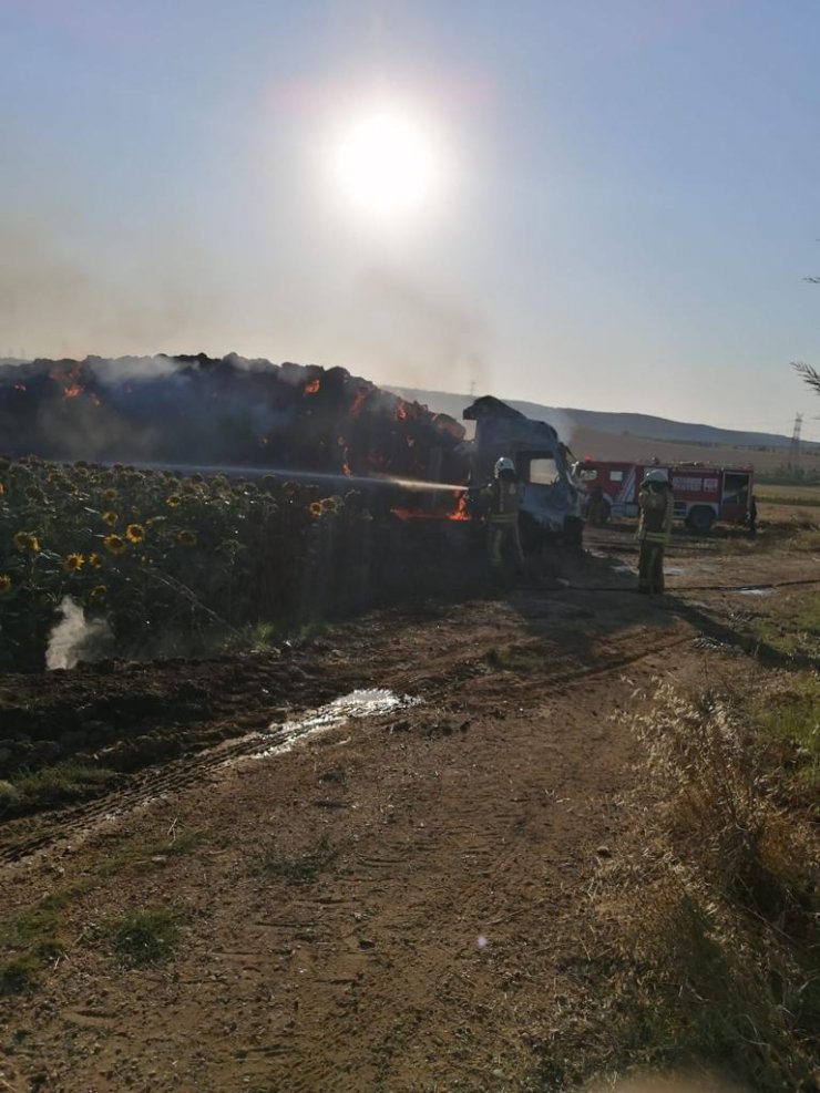 Saman yüklü kamyon alev alev yandı