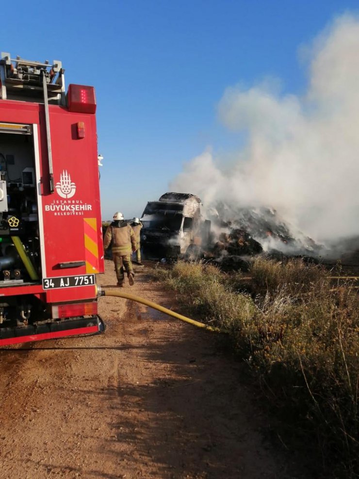 Saman yüklü kamyon alev alev yandı