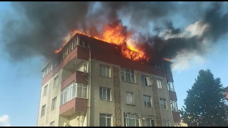 Sultanbeyli’de 5 katlı binanın üst katı alev alev yandı