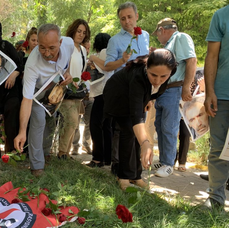 Suruç'ta canlı bombalı saldırıda ölen 33 kişi karanfillerle anıldı