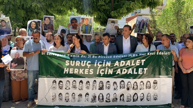 Suruç'ta canlı bombalı saldırıda ölen 33 kişi karanfillerle anıldı