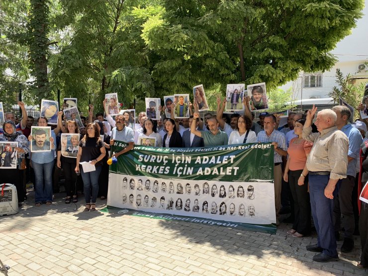 Suruç'ta canlı bombalı saldırıda ölen 33 kişi karanfillerle anıldı