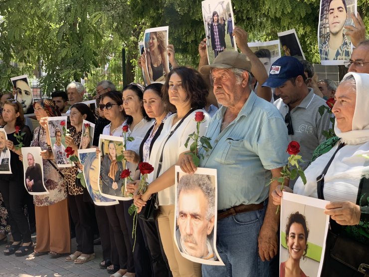 Suruç'ta canlı bombalı saldırıda ölen 33 kişi karanfillerle anıldı