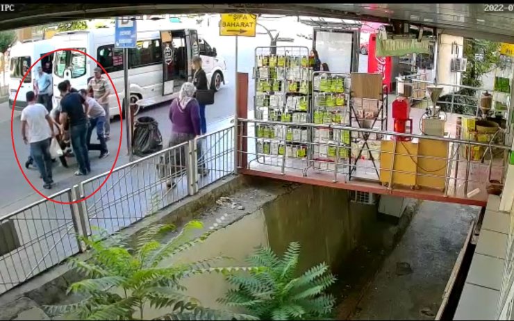 Sürücüleri ayırmaya çalışan temizlik görevlisinin kürek ve süpürgesini kullandı