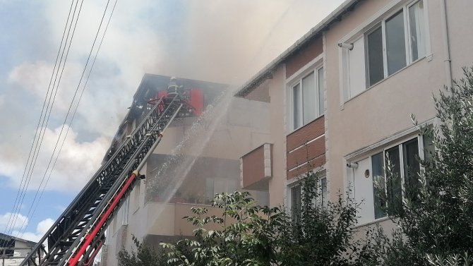 Tadilatı yapılan çatı bir anda alevlere teslim oldu