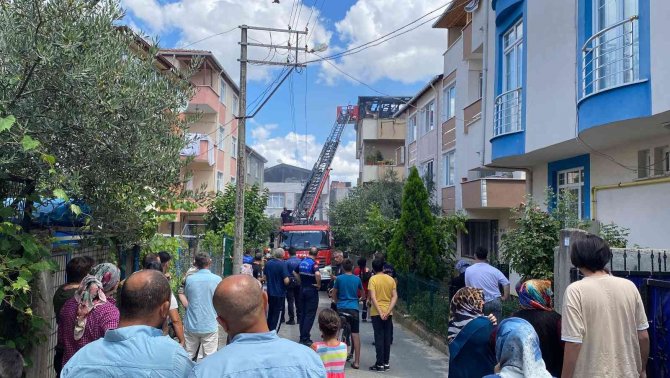 Tadilatı yapılan çatı bir anda alevlere teslim oldu