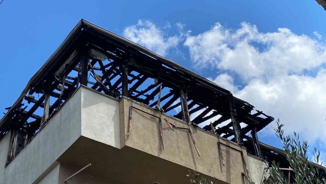 Tadilatı yapılan çatı bir anda alevlere teslim oldu