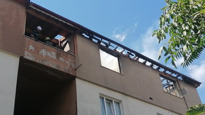 Tadilatı yapılan çatı bir anda alevlere teslim oldu