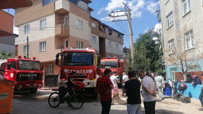 Tadilatı yapılan çatı bir anda alevlere teslim oldu
