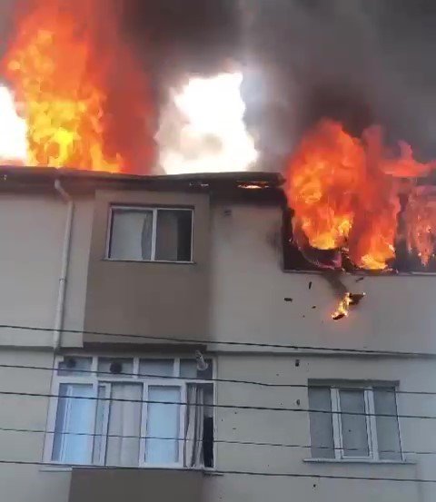 Tadilatı yapılan çatı bir anda alevlere teslim oldu