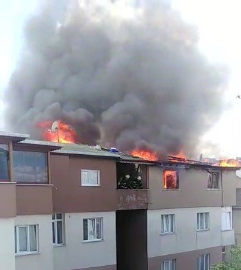 Tadilatı yapılan çatı bir anda alevlere teslim oldu