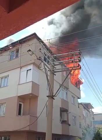 Tadilatı yapılan çatı bir anda alevlere teslim oldu