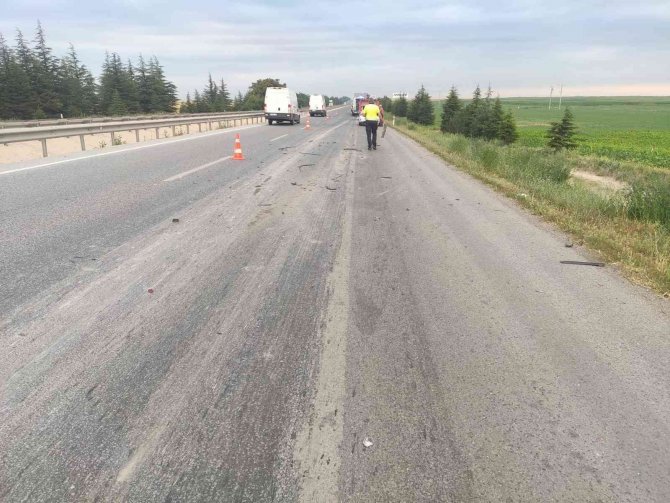 Tıra arkadan çarpan otomobil 2 genç kadına mezar oldu