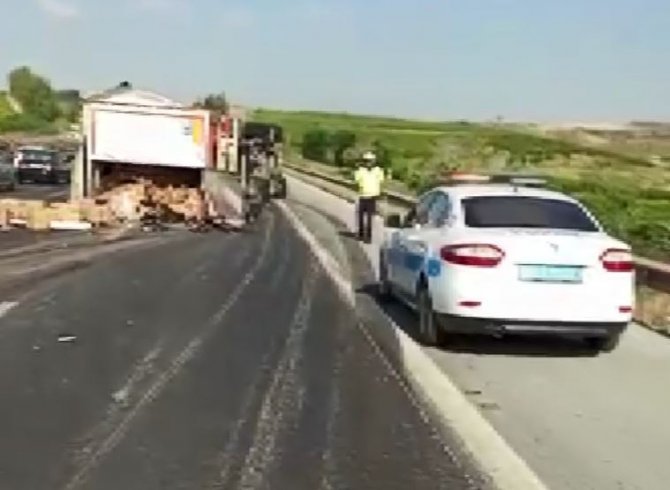 Tırın altında kalan otomobilin sürücüsü yara almadan kurtuldu