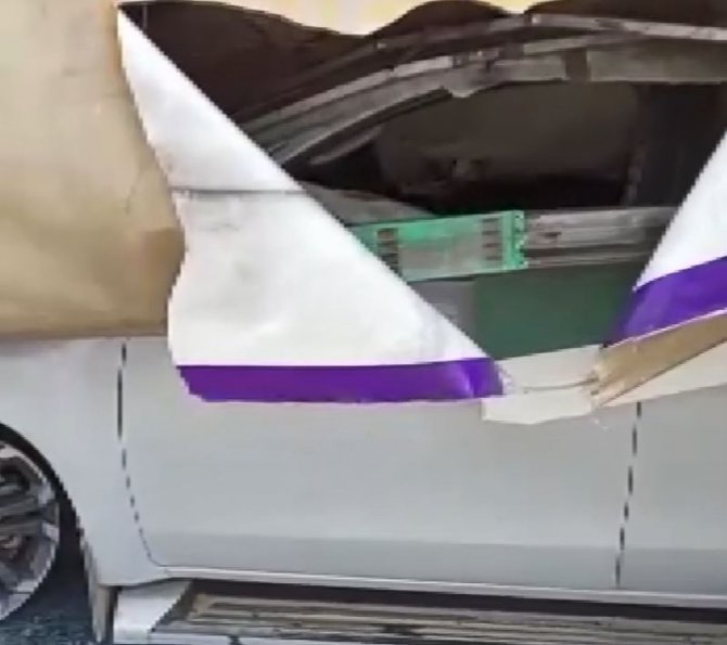 Tırın altında kalan otomobilin sürücüsü yara almadan kurtuldu