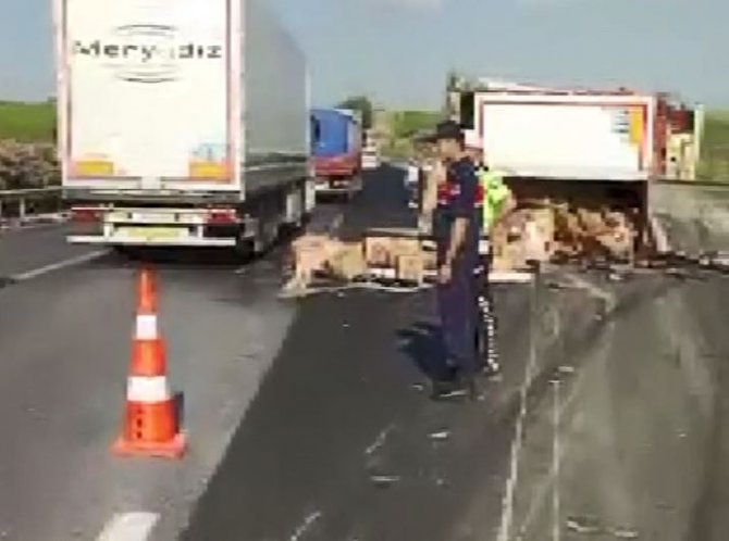 Tırın altında kalan otomobilin sürücüsü yara almadan kurtuldu