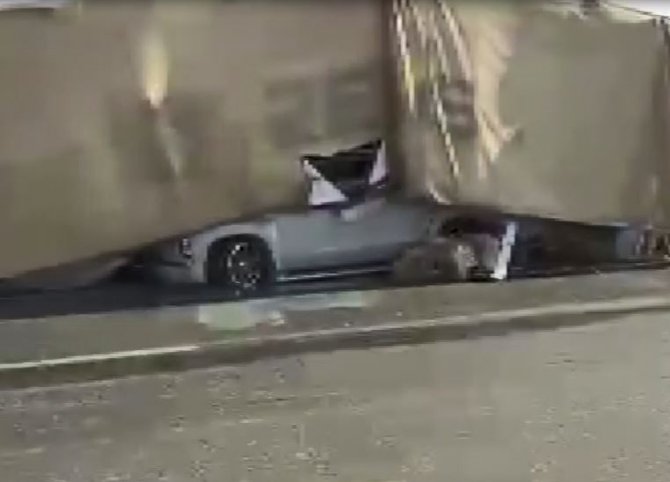 Tırın altında kalan otomobilin sürücüsü yara almadan kurtuldu