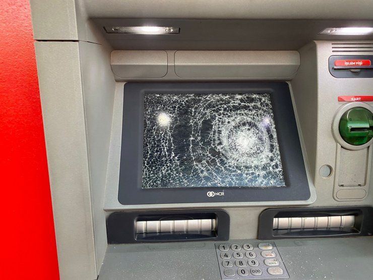 Yalova'da ATM’lere çekiçli saldırı kamerada