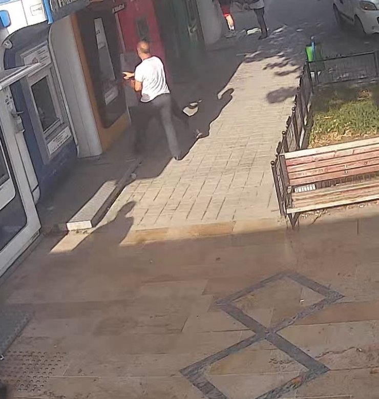 Yalova'da ATM’lere çekiçli saldırı kamerada