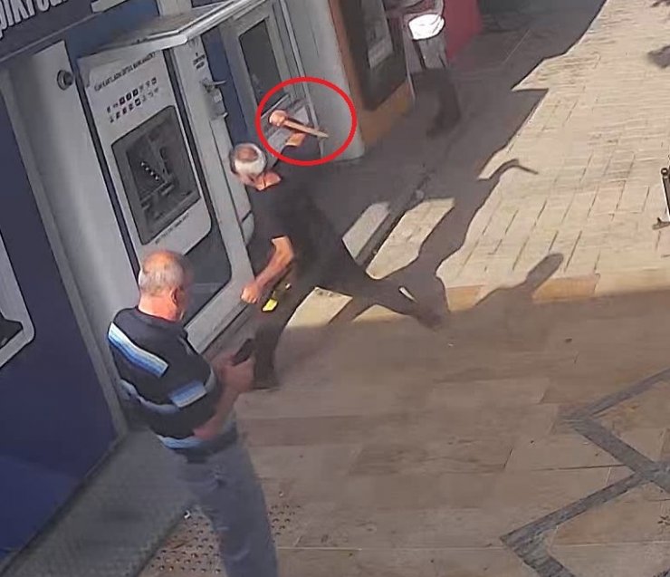 Yalova'da ATM’lere çekiçli saldırı kamerada