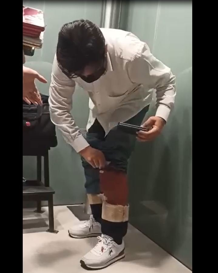 Yolcunun bacaklarına sarılı 50 cep telefonu ele geçirildi