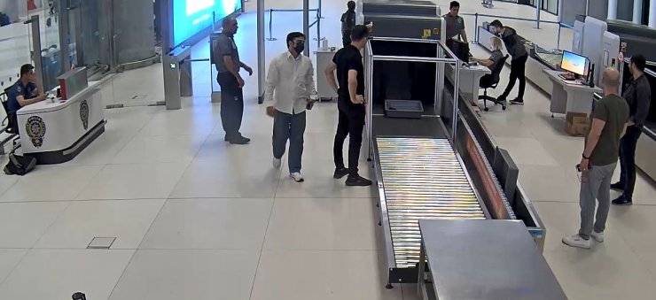 Yolcunun bacaklarına sarılı 50 cep telefonu ele geçirildi