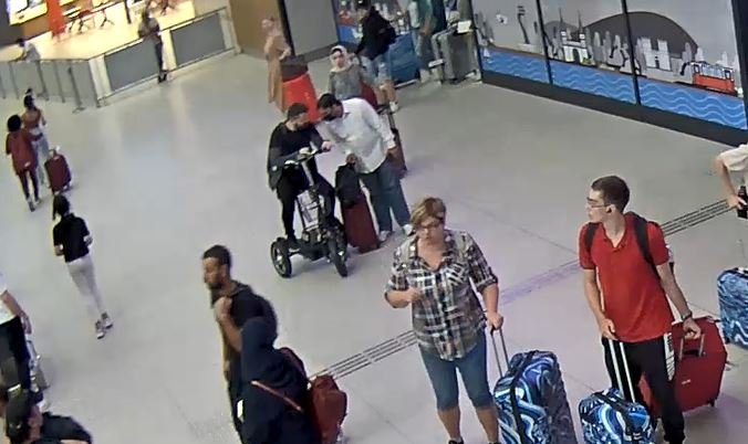 Yolcunun bacaklarına sarılı 50 cep telefonu ele geçirildi