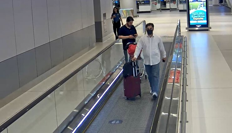 Yolcunun bacaklarına sarılı 50 cep telefonu ele geçirildi