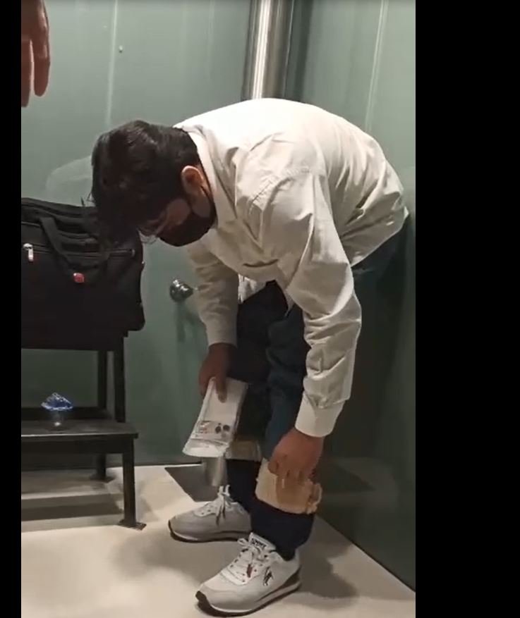 Yolcunun bacaklarına sarılı 50 cep telefonu ele geçirildi