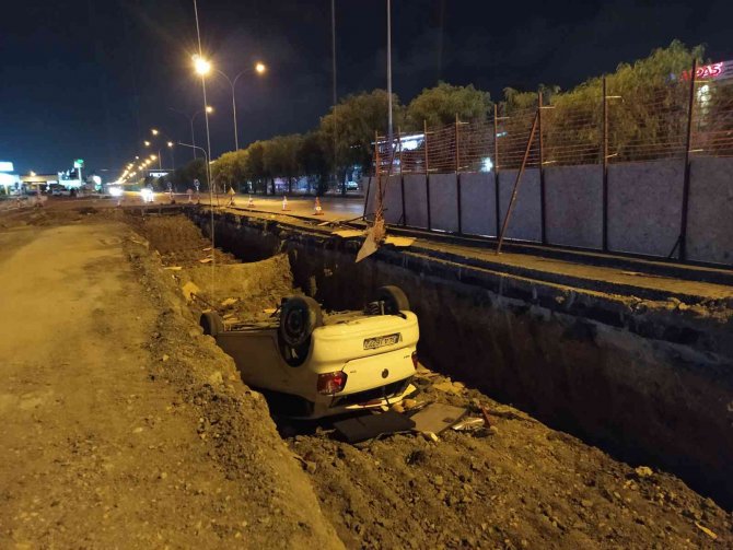 Alt geçit çalışmasına otomobil düştü