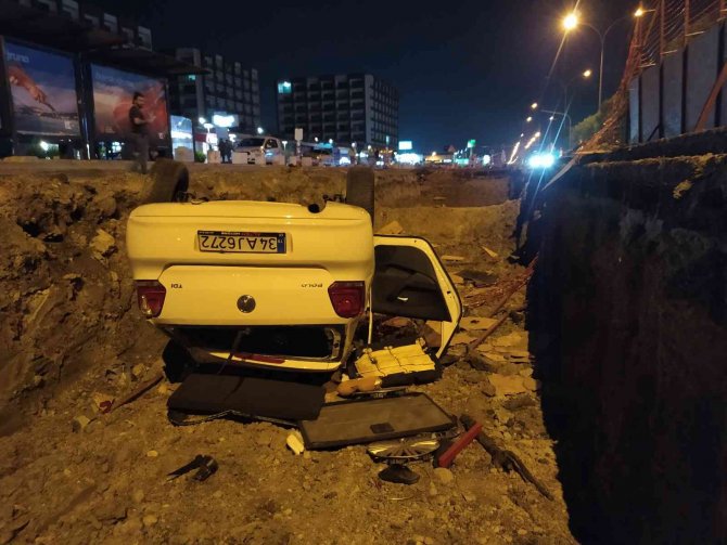 Alt geçit çalışmasına otomobil düştü