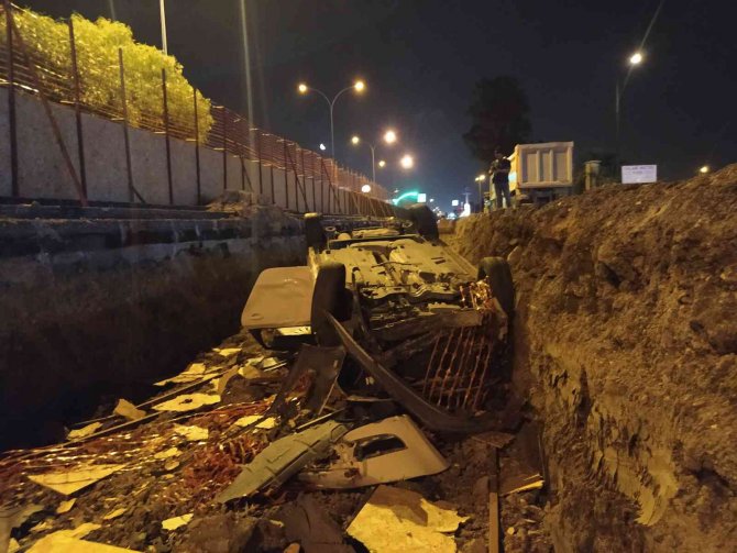 Alt geçit çalışmasına otomobil düştü