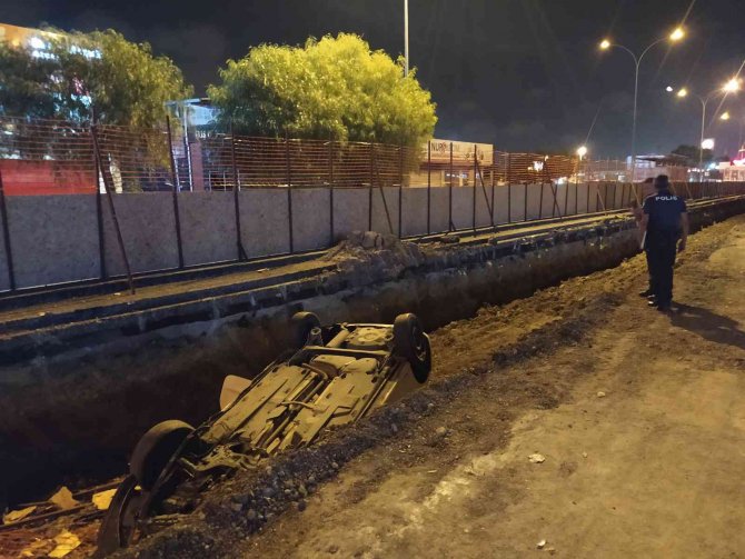 Alt geçit çalışmasına otomobil düştü