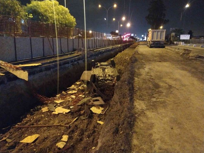 Alt geçit çalışmasına otomobil düştü