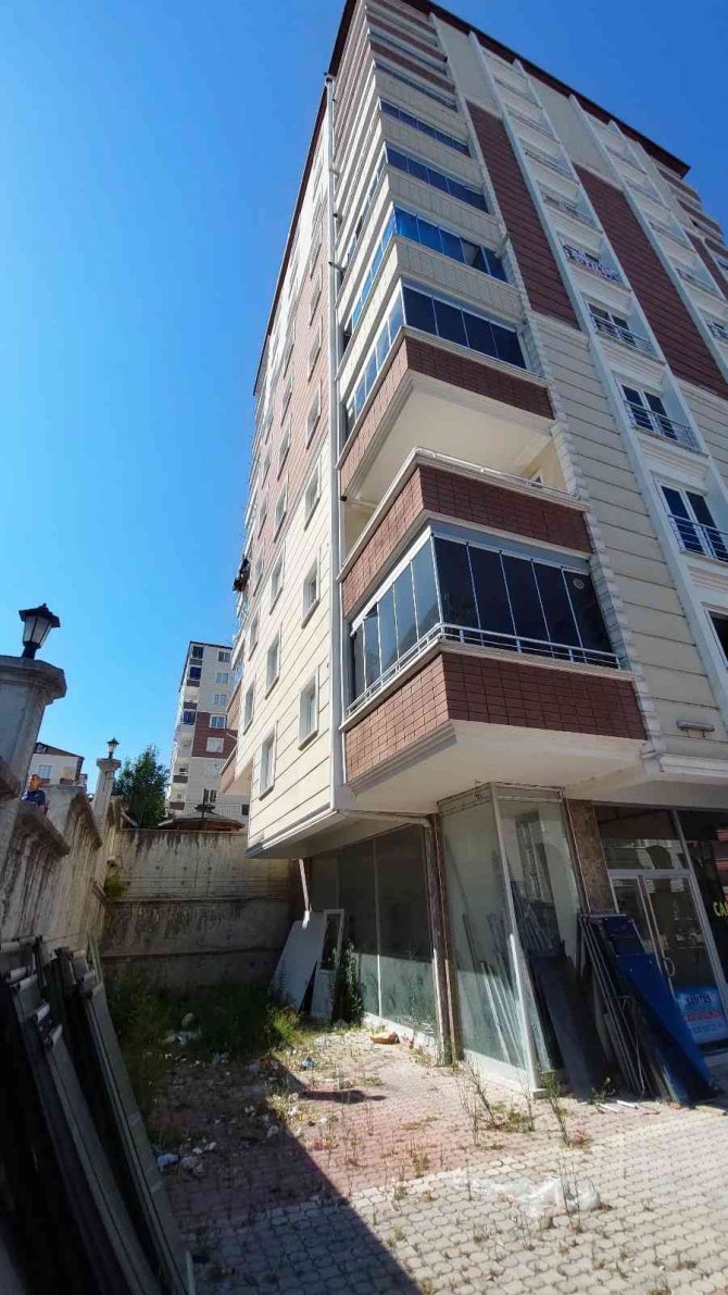 Anahtarı unuttuğu evine girmek için duvara tırmanan şahıs ölümden döndü