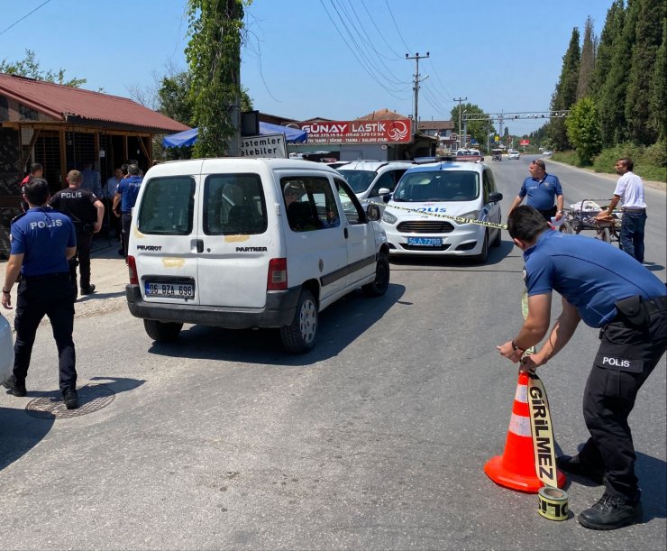 Aracında otururken silahla vuruldu