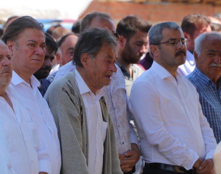 Arkadaşı ile sulama kanalında boğulan Hakkı, toprağa verildi